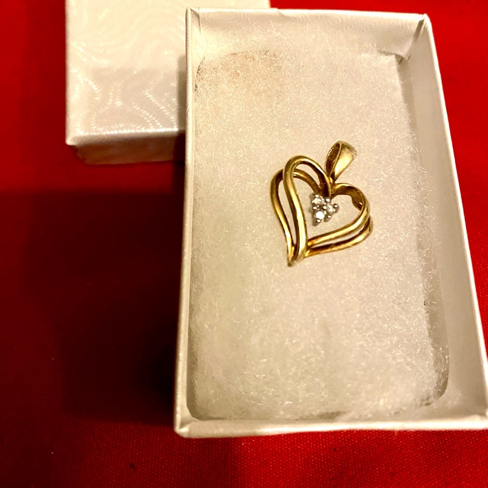 10k pendant 3 natural diamonds